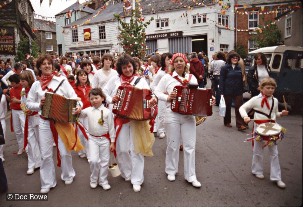 Old Oss musicians under maypole