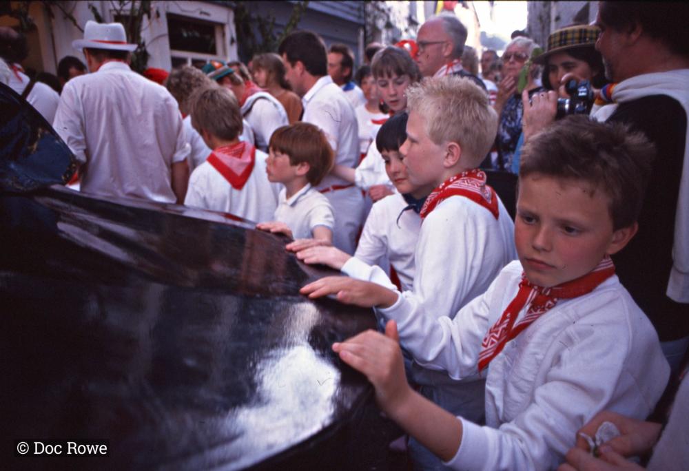 Children with Old Oss