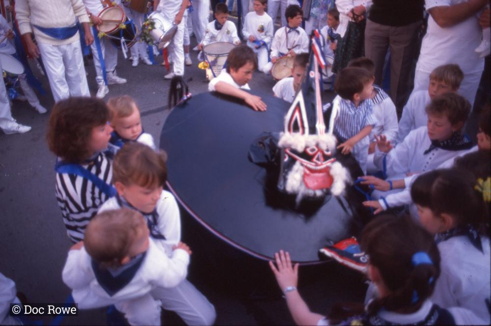 Blue Ribbon Oss Clucky with kids