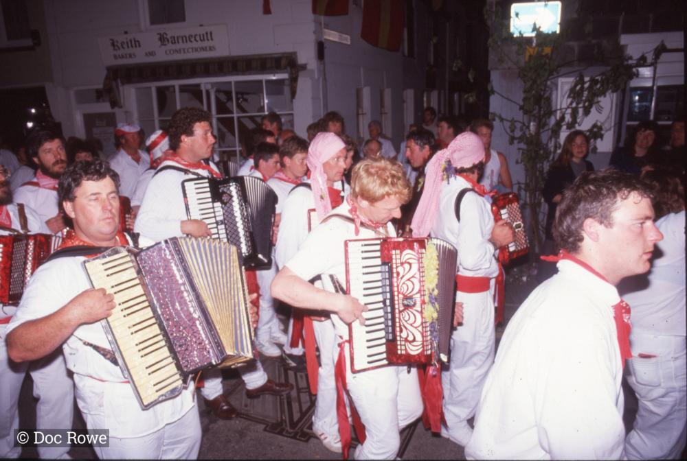 Old Oss procession at night
