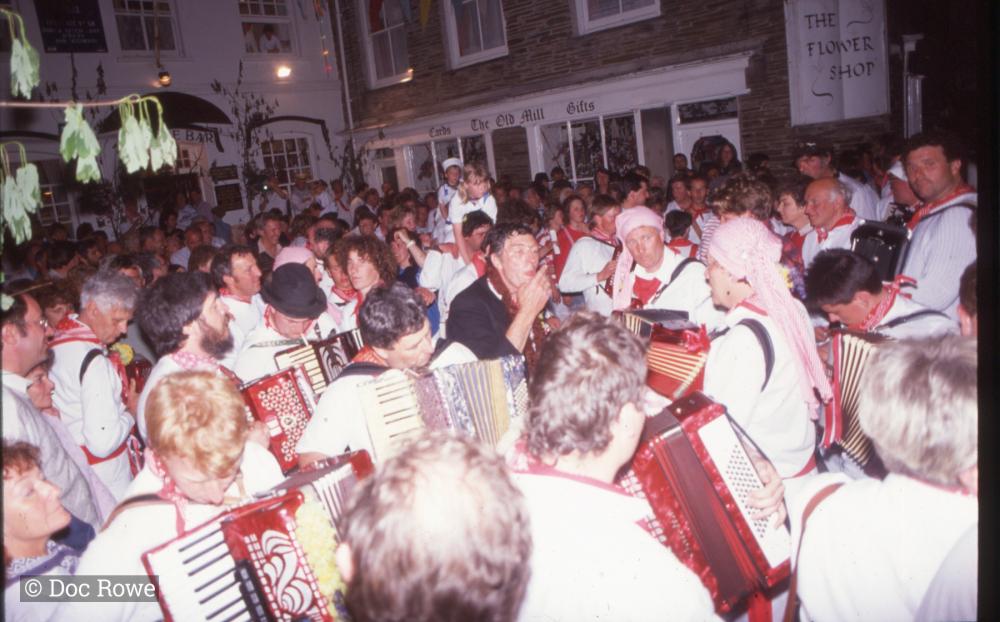 Old Oss musicians at night