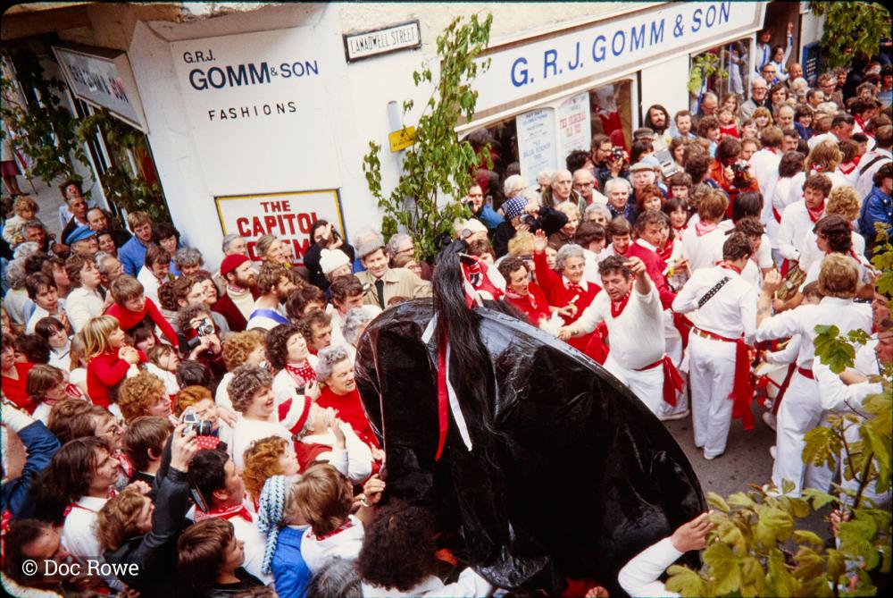 Old Oss being teased in very crowded Lanadwell Street