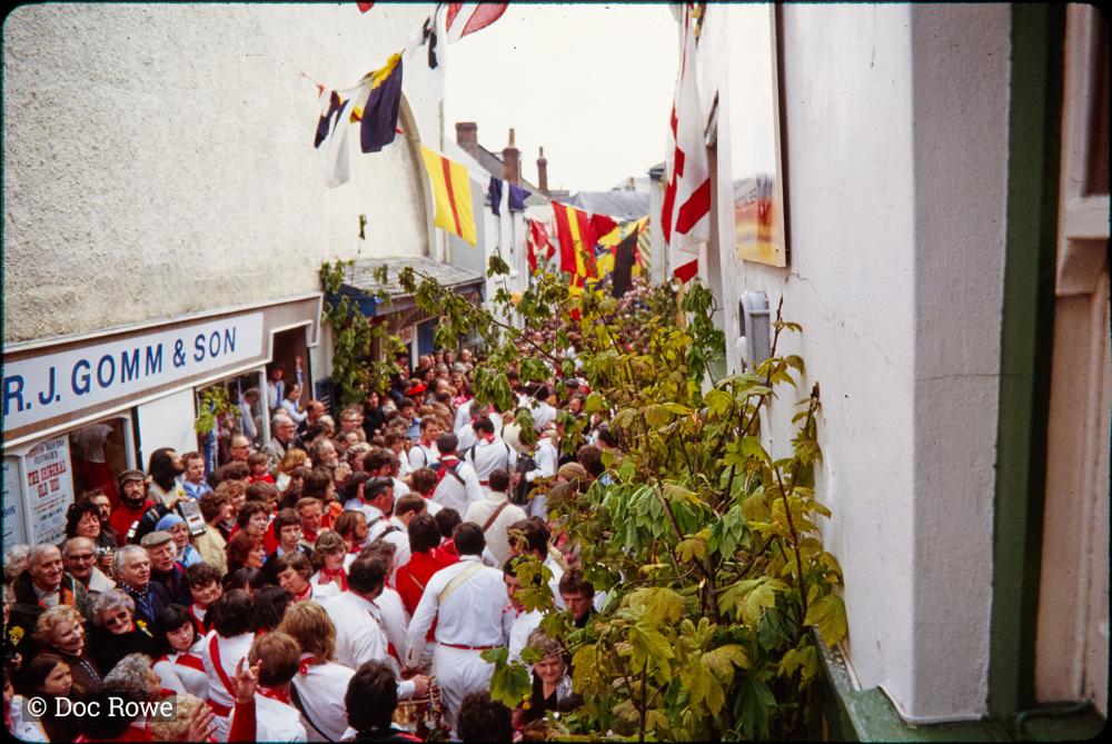 Old Oss party and crowd packed into Lanadwell Street