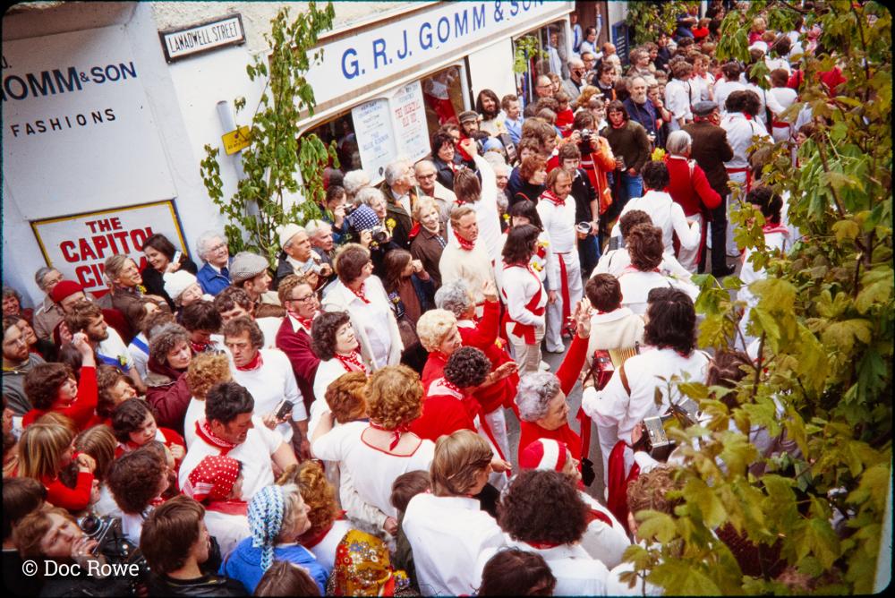 Old Oss party dancing on Lanadwell Street 