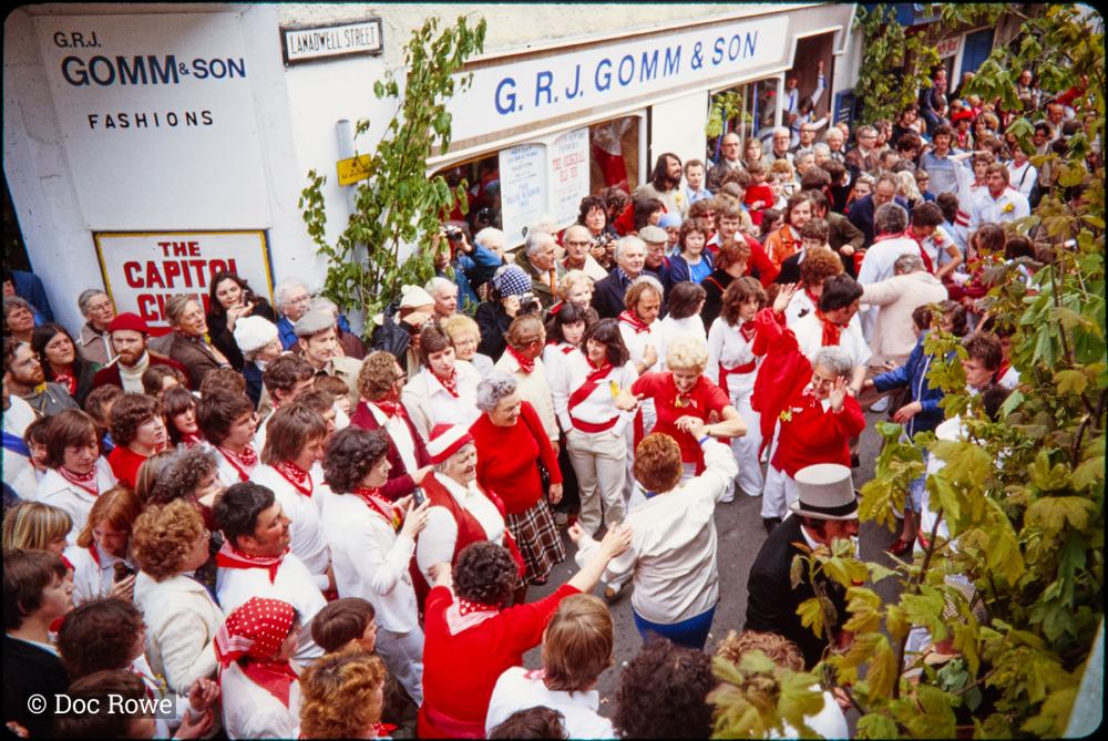 Old Oss party dancing on Lanadwell Street