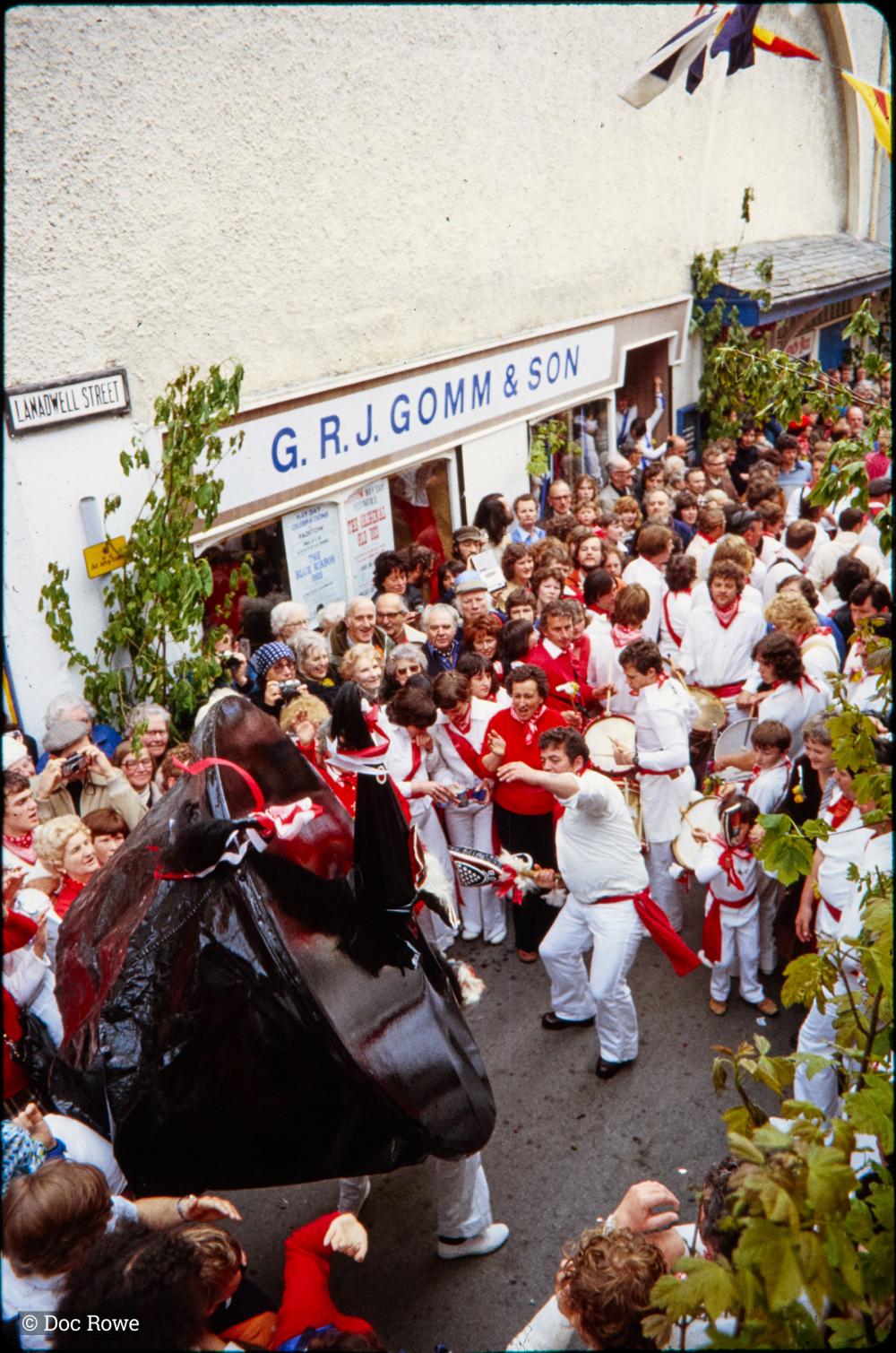 Old Oss party dancing on Lanadwell Street