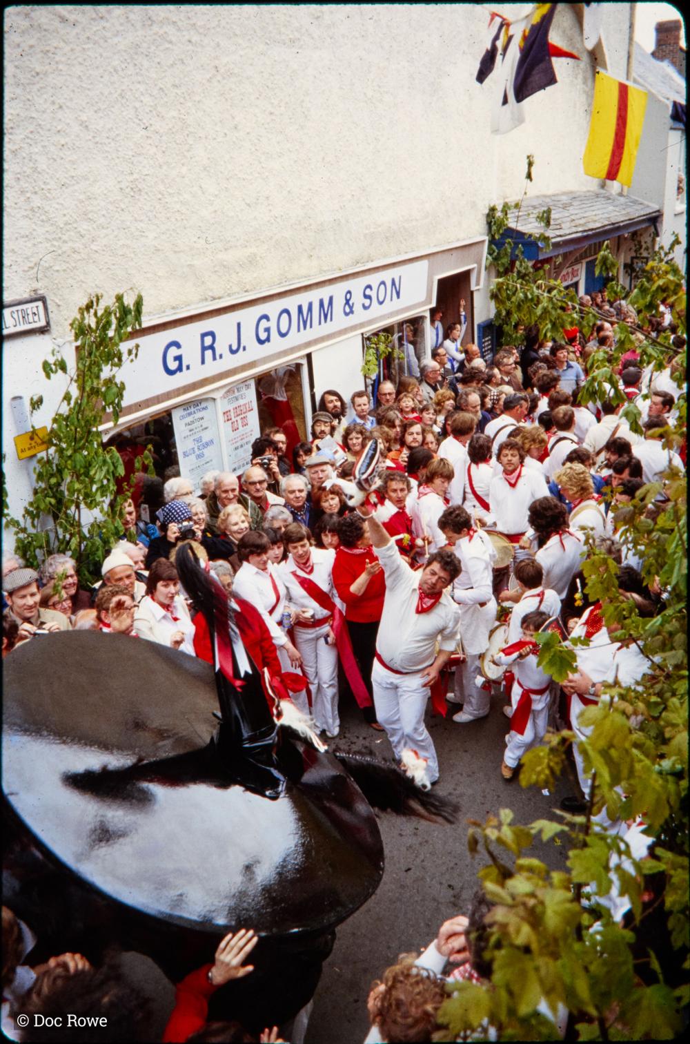 Old Oss being teased in very crowded Lanadwell Street
