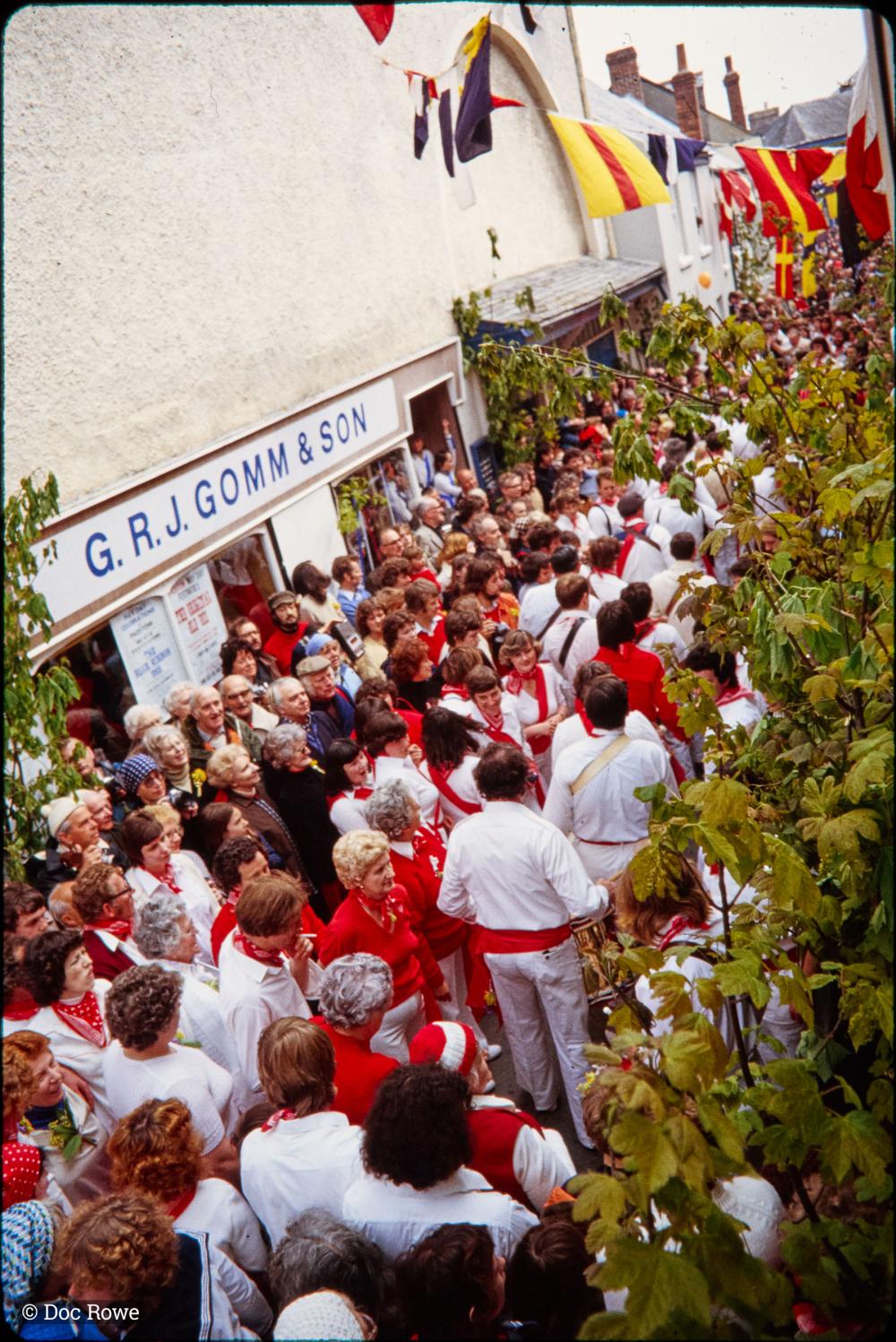 Old Oss being teased in very crowded Lanadwell Street