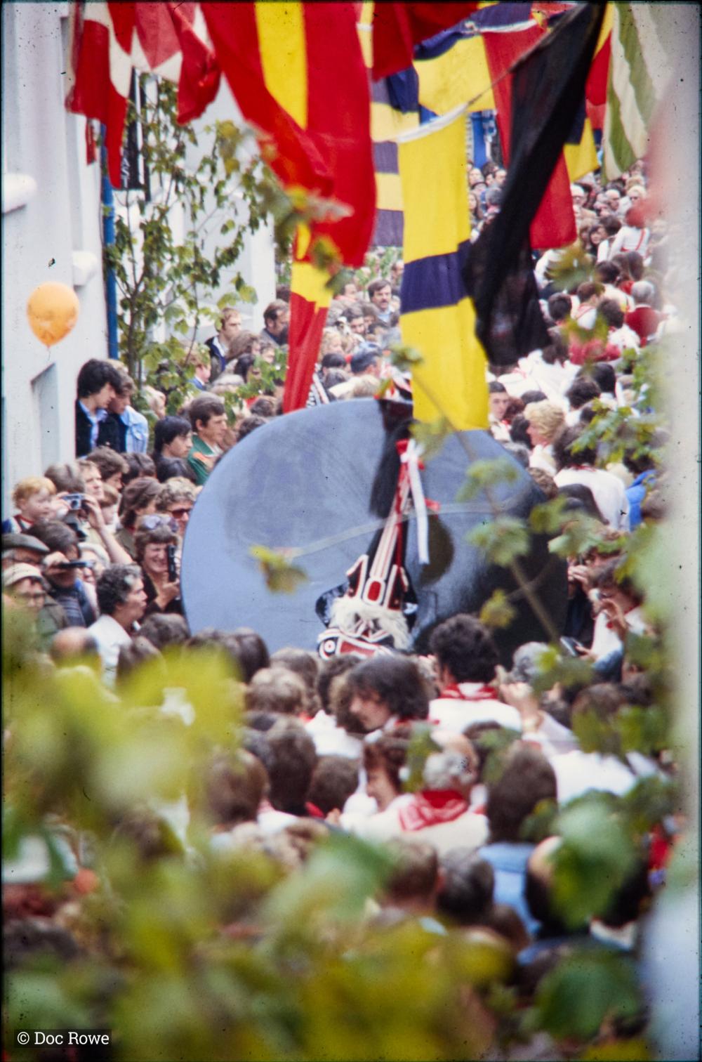 Old Oss party and crowd packed into Lanadwell Street