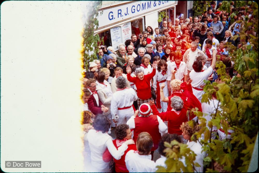 Old Oss party and crowd packed into Lanadwell Street