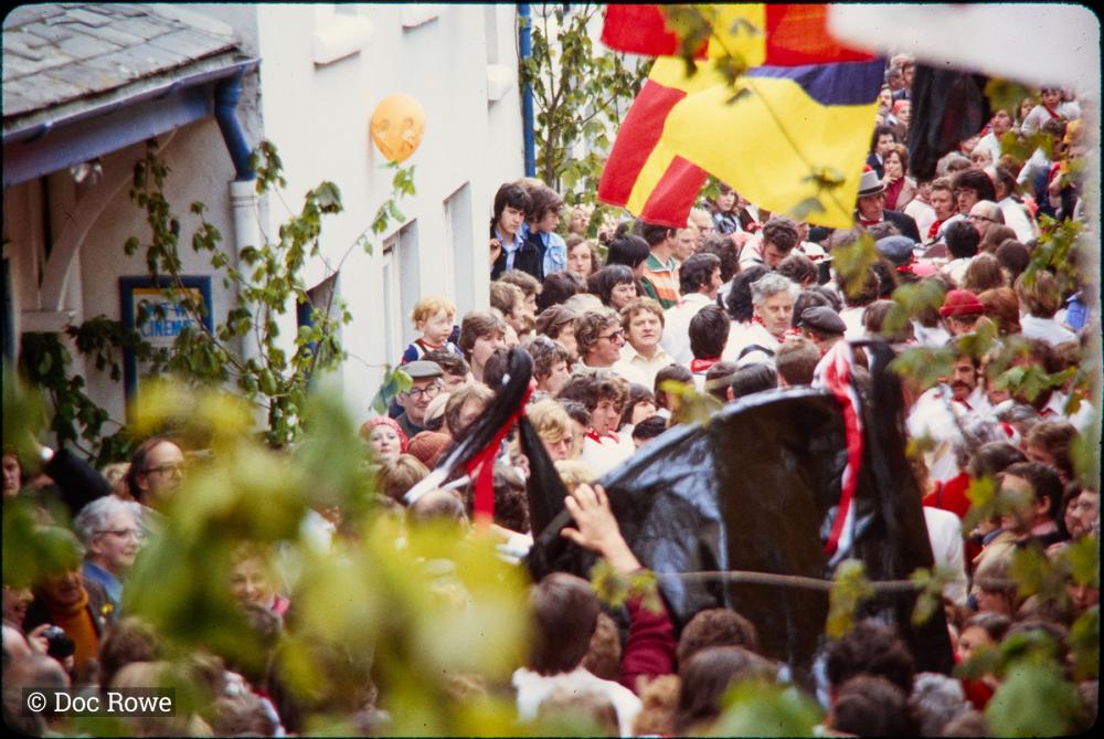 Old Oss party dancing on Lanadwell Street 