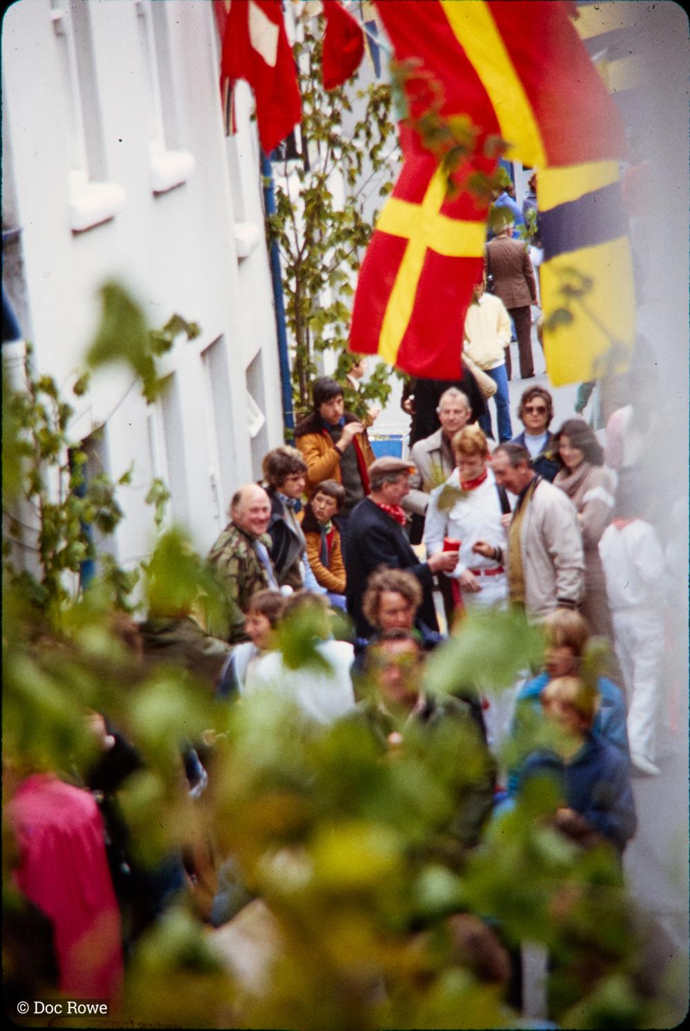 Old Oss party and crowd packed into Lanadwell Street