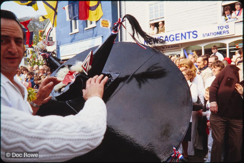 Blue Ribbon oss and crowd in town