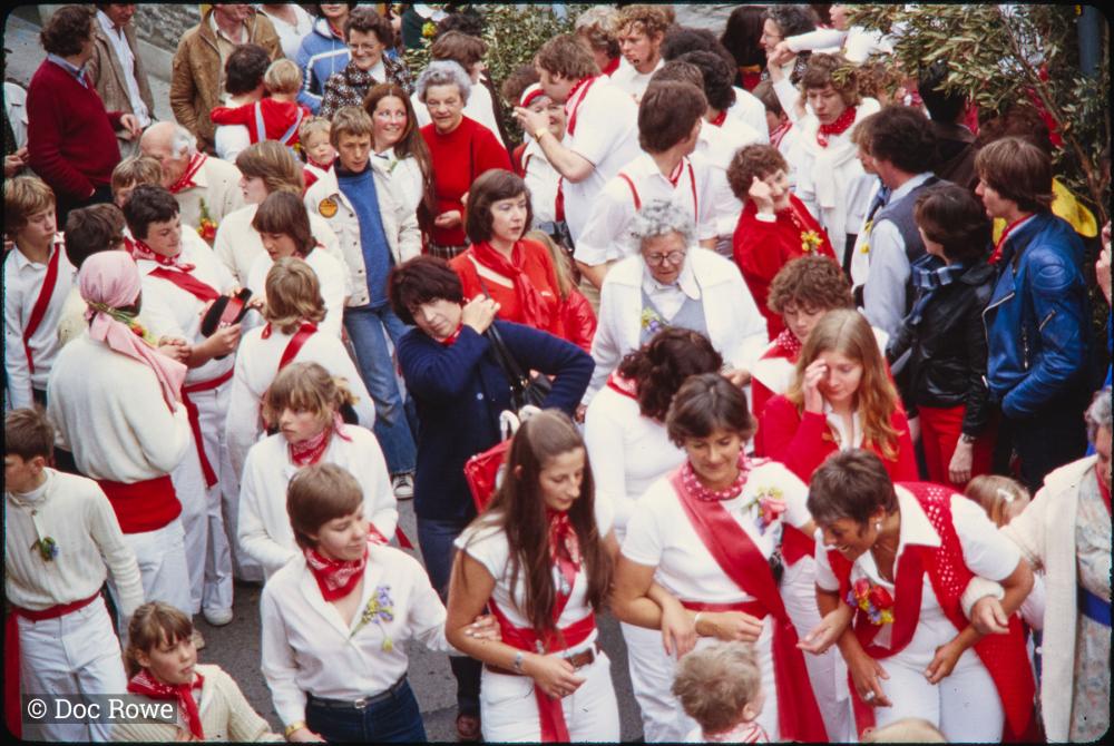 Old Oss women in procession
