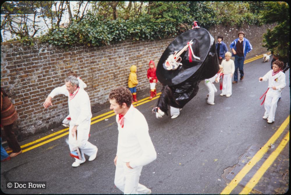 Old Oss, men and children following on road