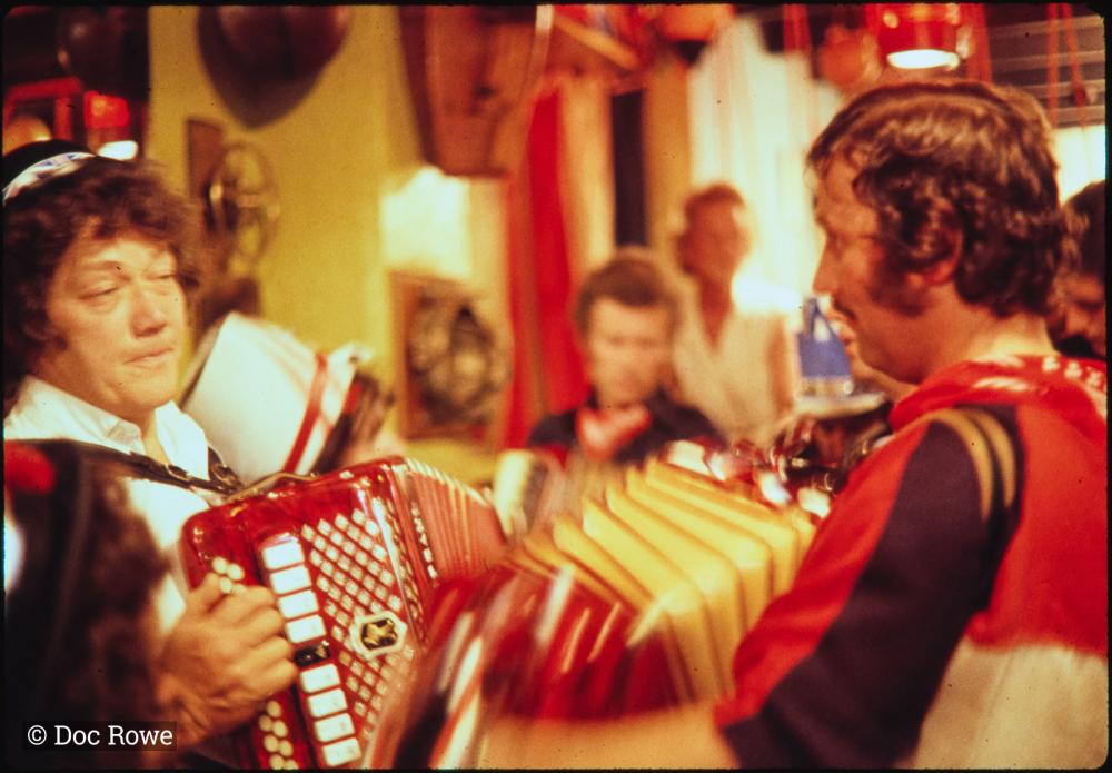 accordion players in pub