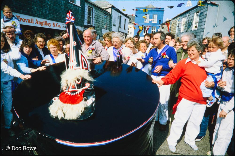 People touching Blue Ribbon oss oilskin rim