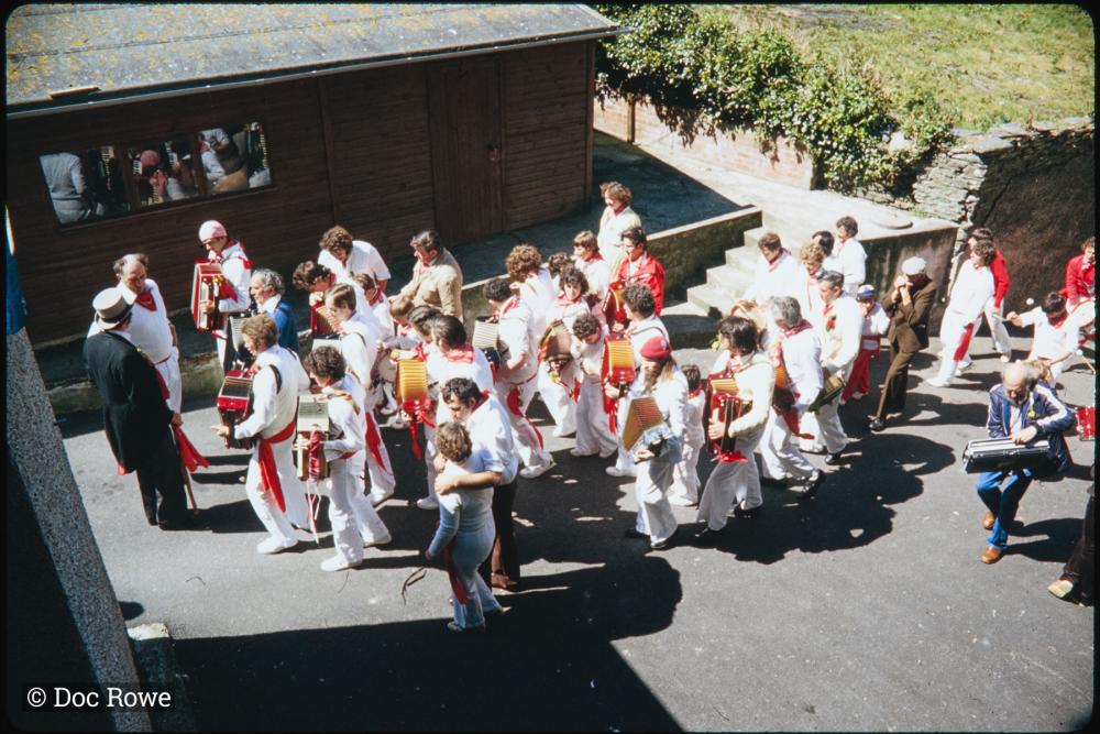 Old Oss band in yard