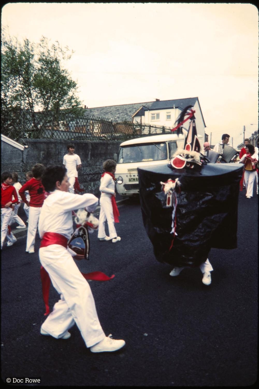 Children's Oss, Old Oss being teased in road