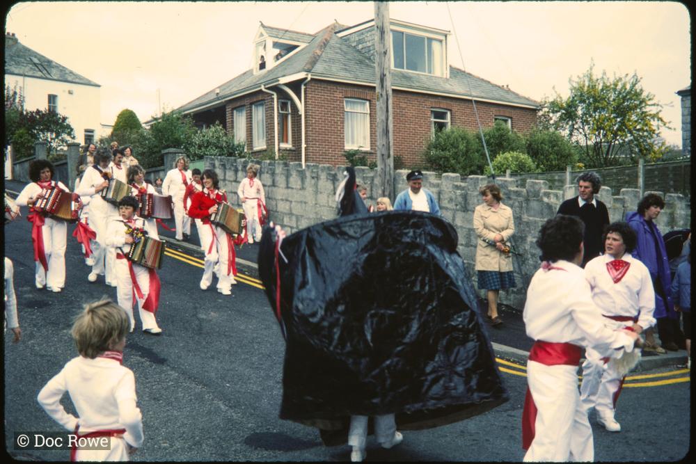 Children's Oss, Old Oss circled by band, teaser and dancers