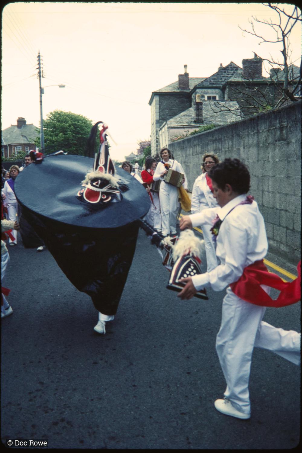 Children's Oss, Old Oss being teased in road