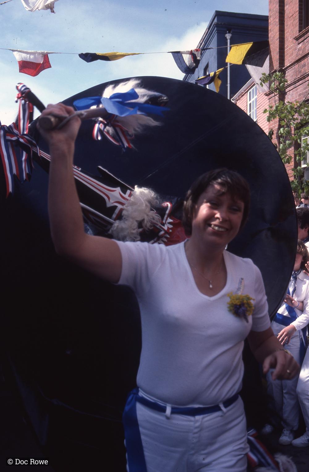 Woman teasing Blue Ribbon oss 