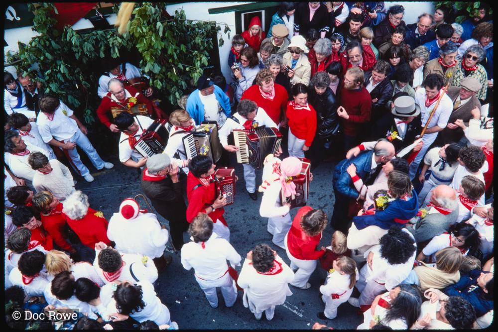 Old Oss 10'Clock procession outside The Golden Lion
