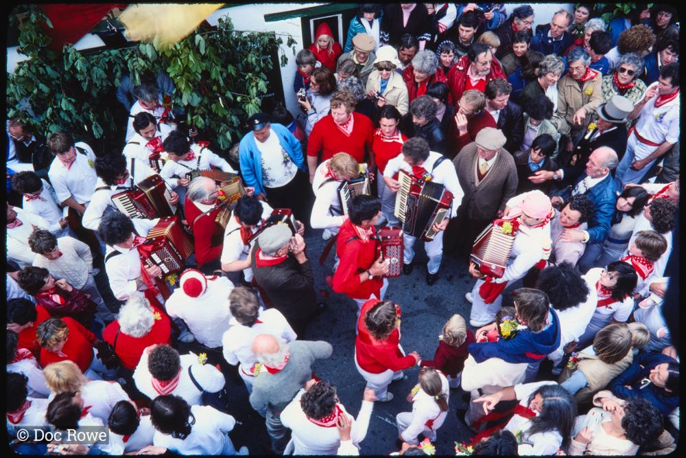 Old Oss 10'Clock procession outside The Golden Lion