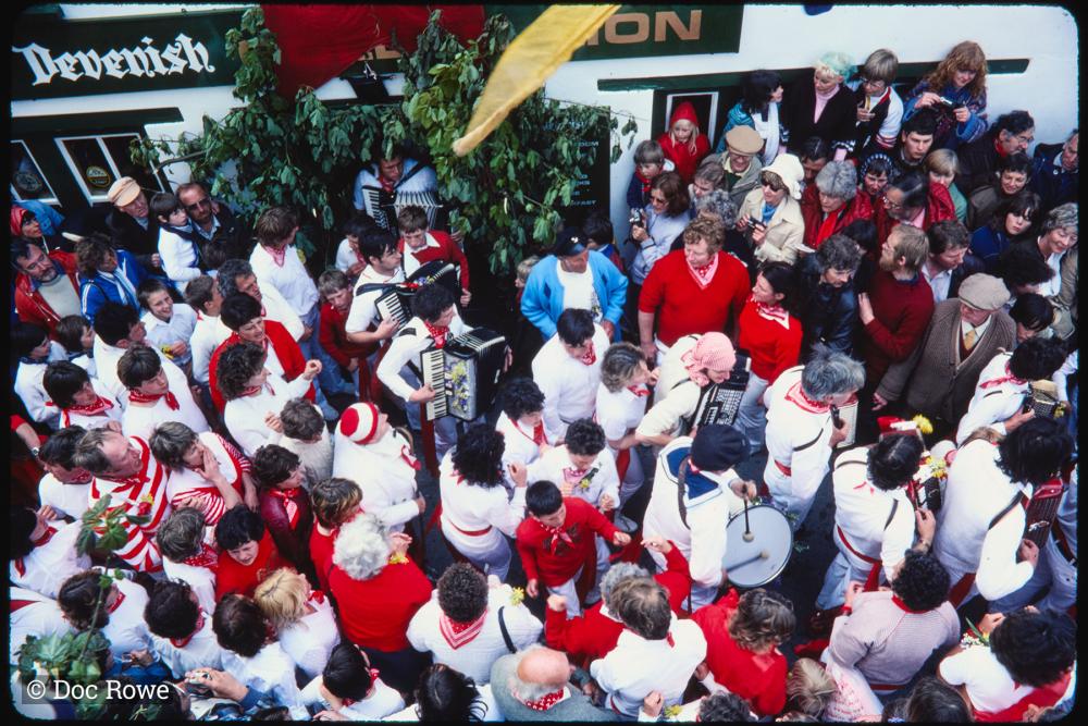 Old Oss 10'Clock procession outside The Golden Lion