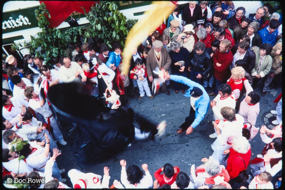 Old Oss being teased outside the Golden Lion