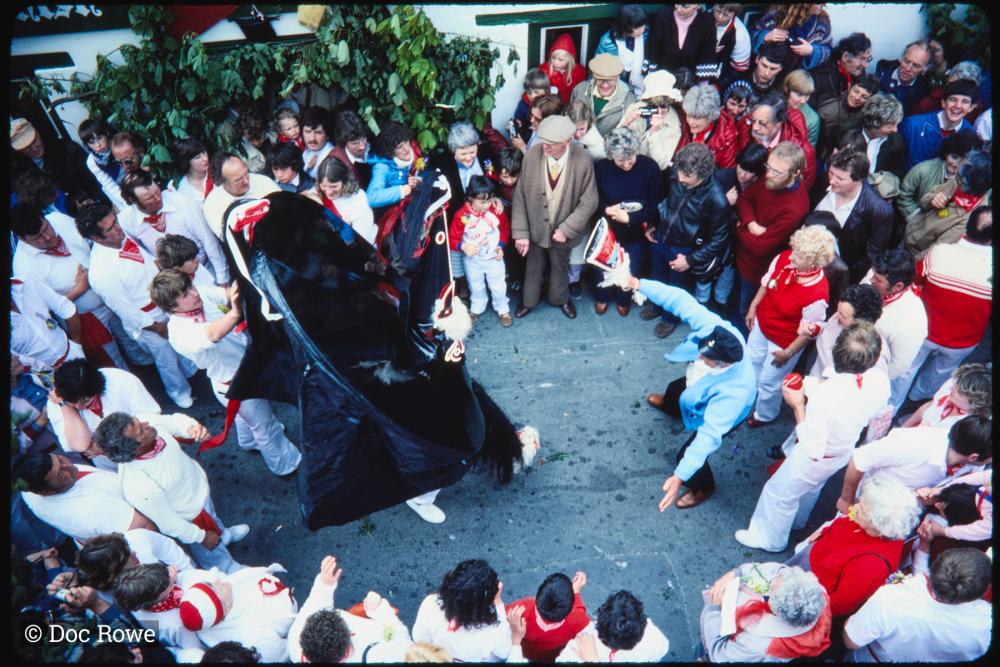 Old Oss being teased outside the Golden Lion