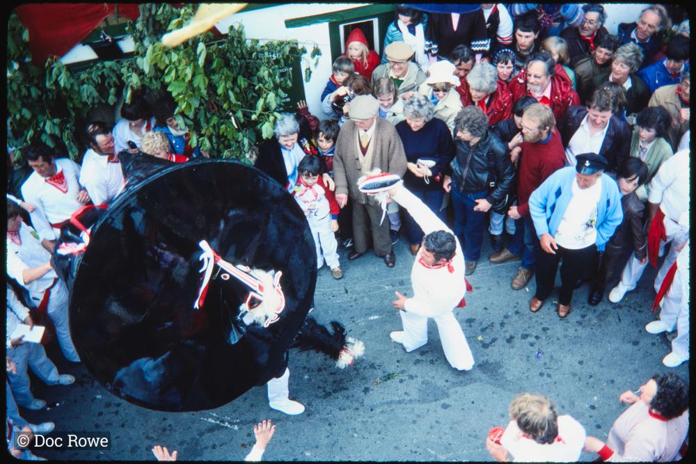 Old Oss being teased outside the Golden Lion