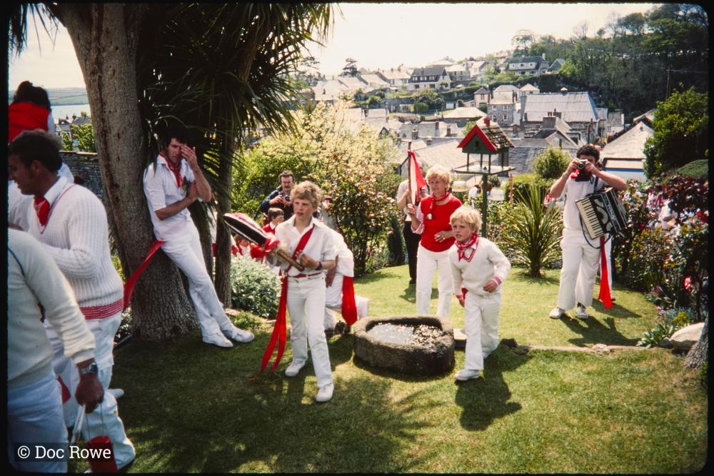 Children from Old Oss party walking through garden