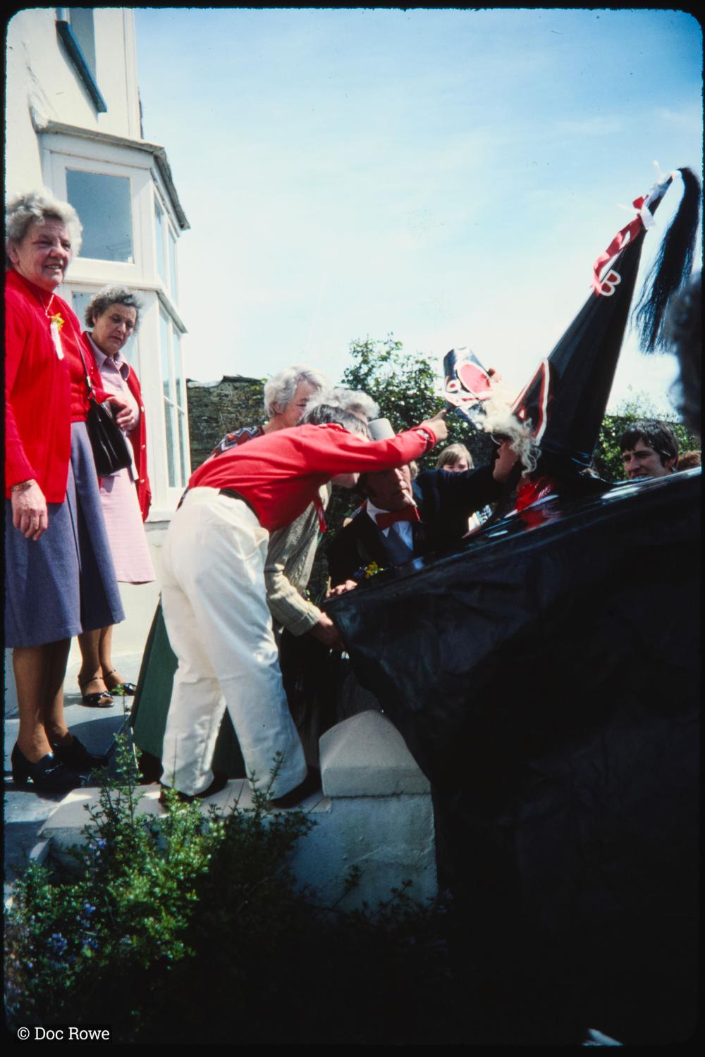 Old Oss greeting women at their house