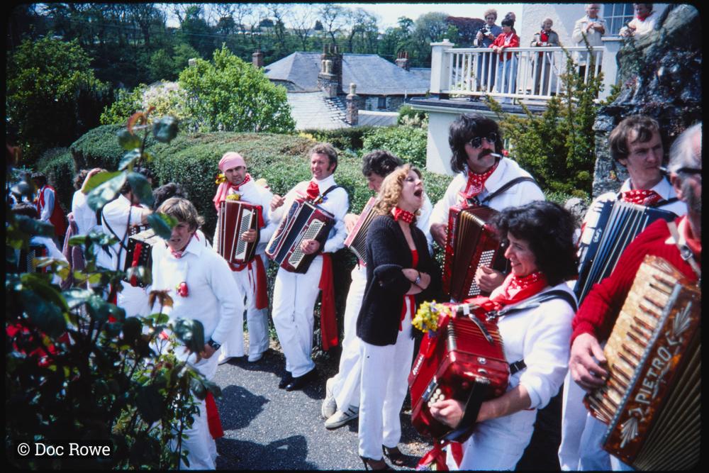 Old Oss band accordion players and singers