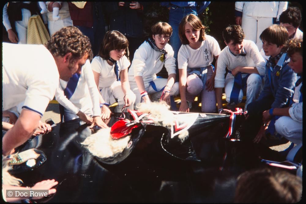 Blue Ribbon Oss Clucky w children