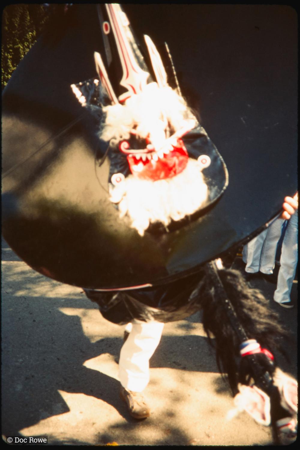 Blue Ribbon Oss Clucky w children