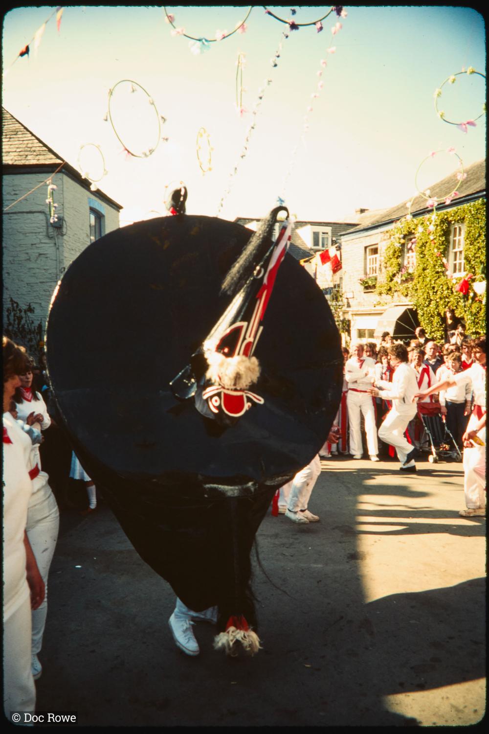 Old Oss dancing under maypole