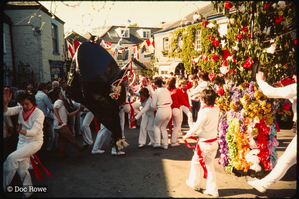 Old Oss dancing under maypole