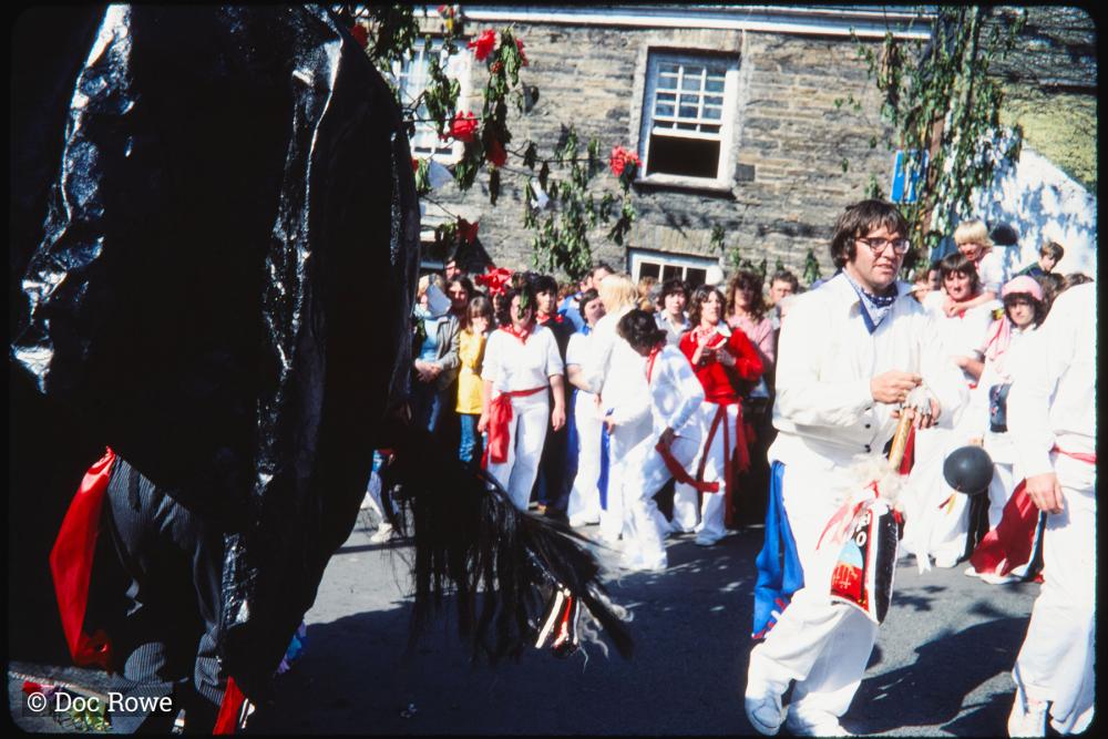 Old Oss dancing under maypole
