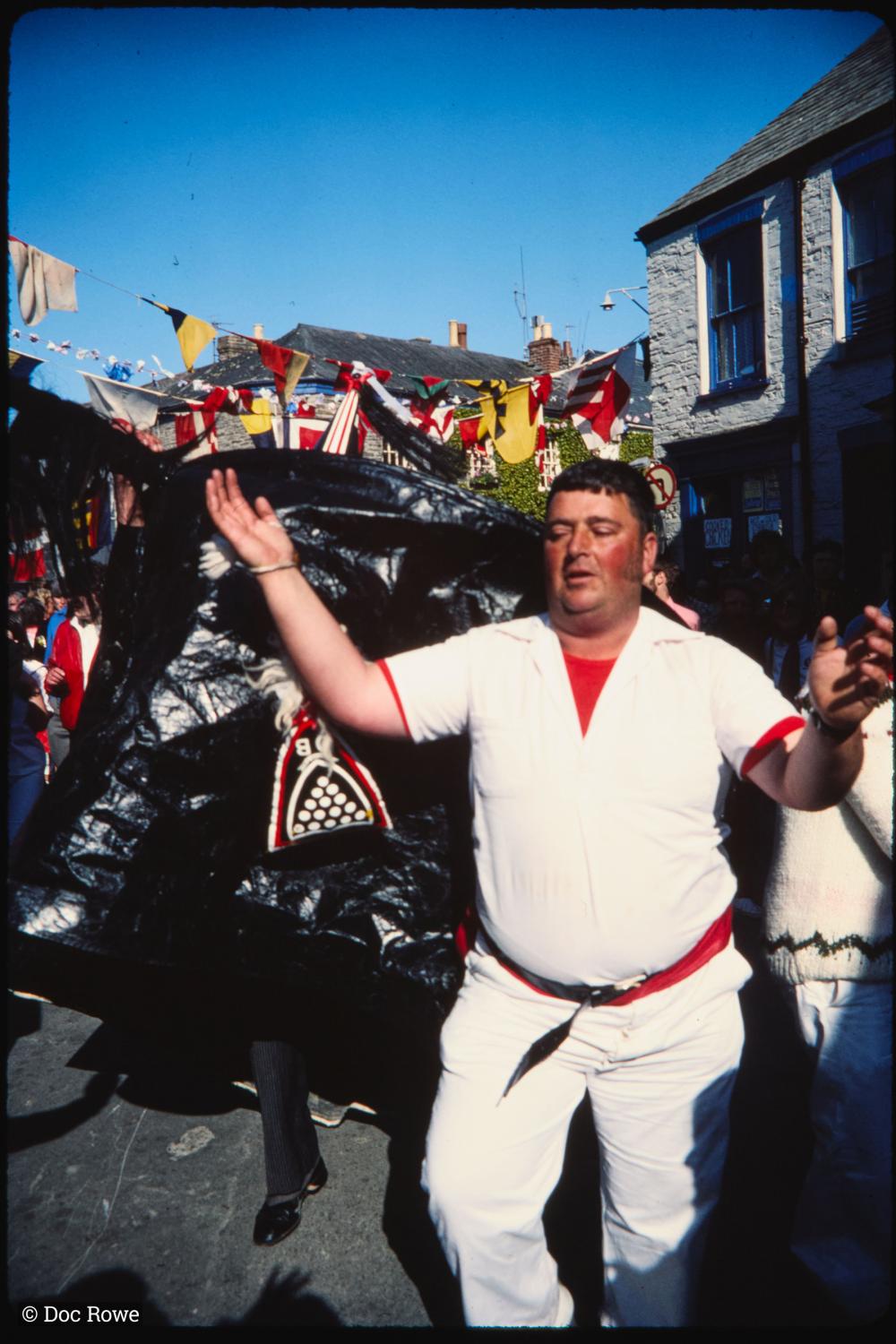 Teaser dancing with Old Oss