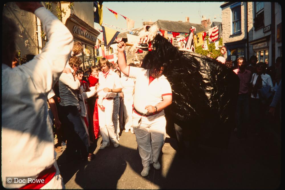 Teaser dancing with Old Oss