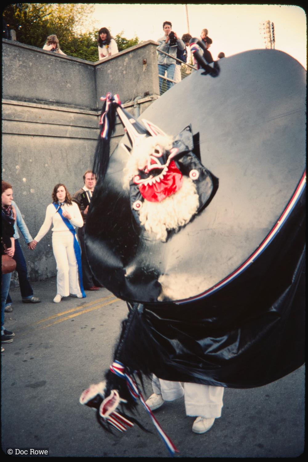 Blue Ribbon oss dancing in road