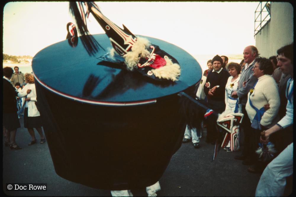 Blue Ribbon Oss on quay