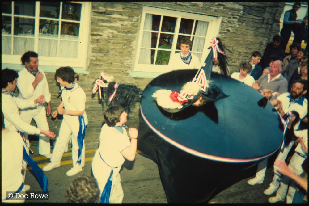 Blue Ribbon Oss in procession