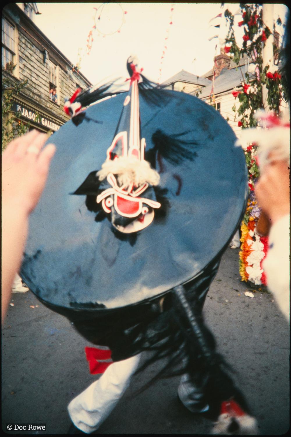 Old Oss dancing under maypole 