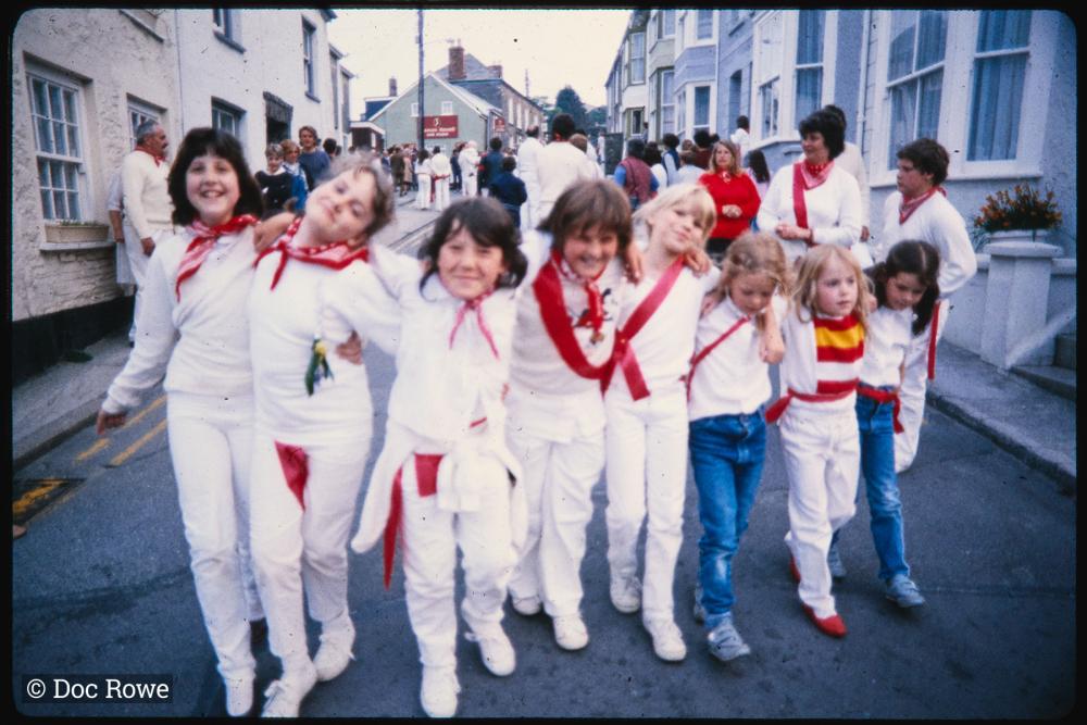 Girls from Old Oss with arms around each other posing for photo