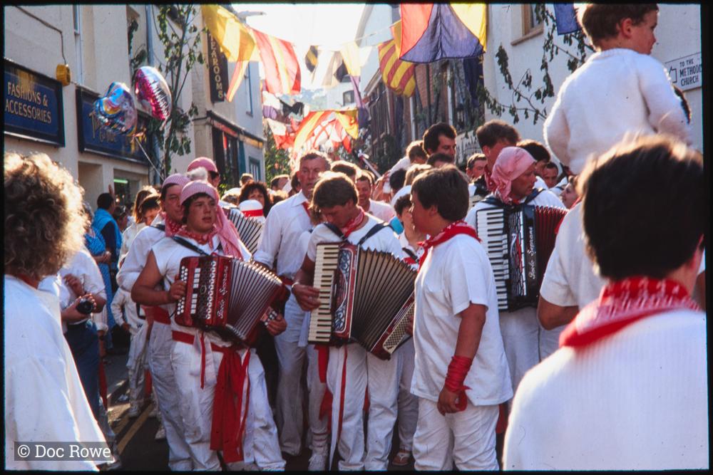 accordion players from Old Oss in street