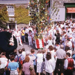 Old Oss dancing under the Maypole