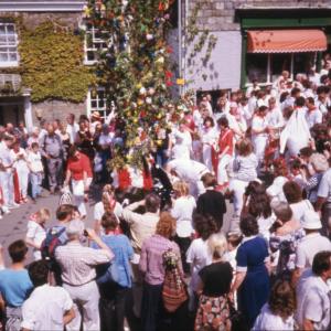 Old Oss dancing under the Maypole